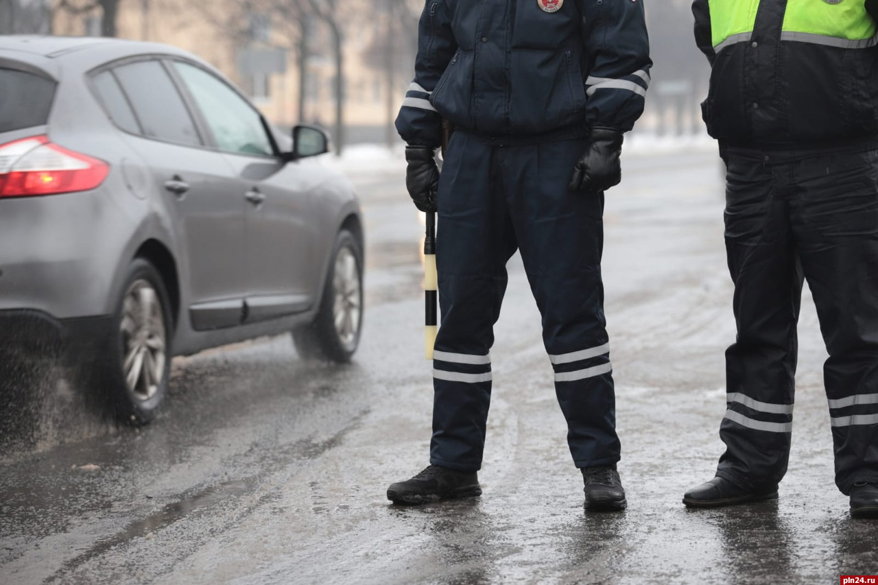 Более 1400 нарушений на дорогах выявили псковские полицейские за неделю