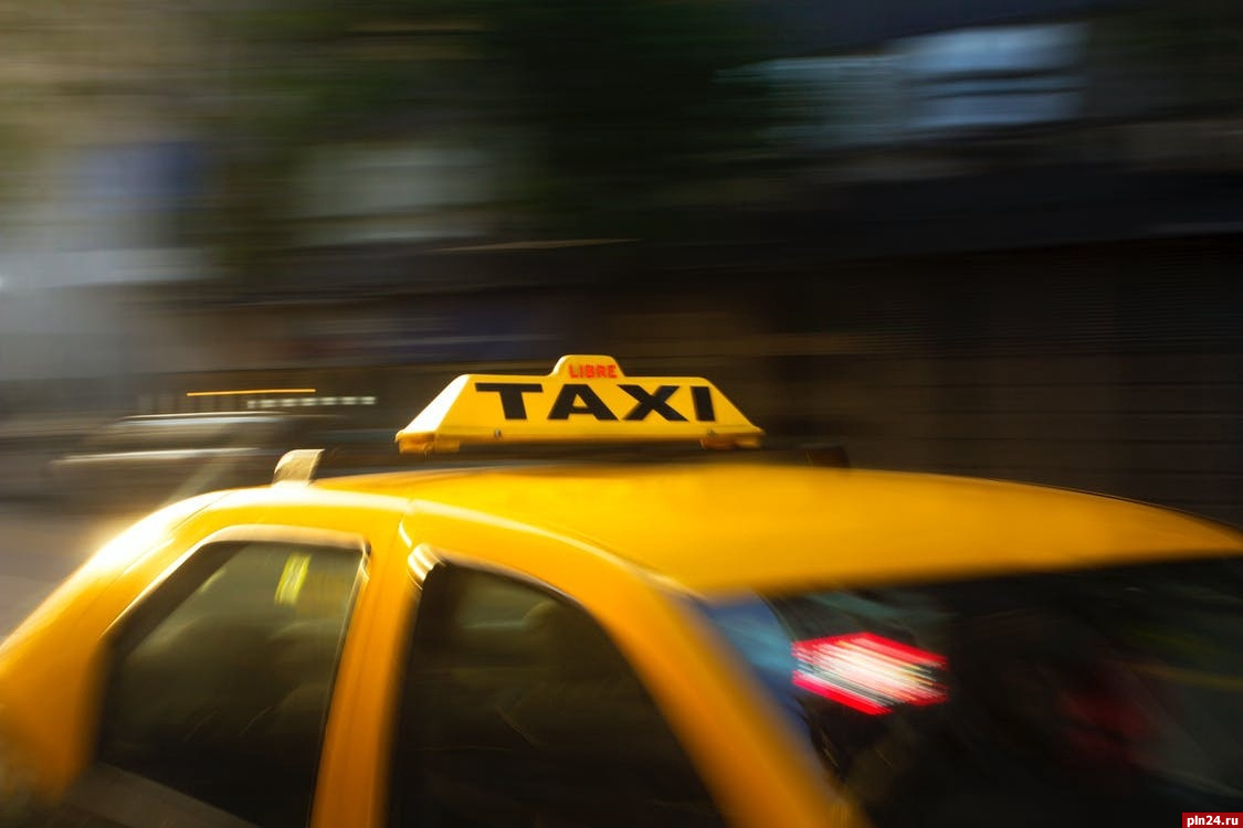 Жительница Острова похитила смартфон у пассажирки такси и угрожала водителю