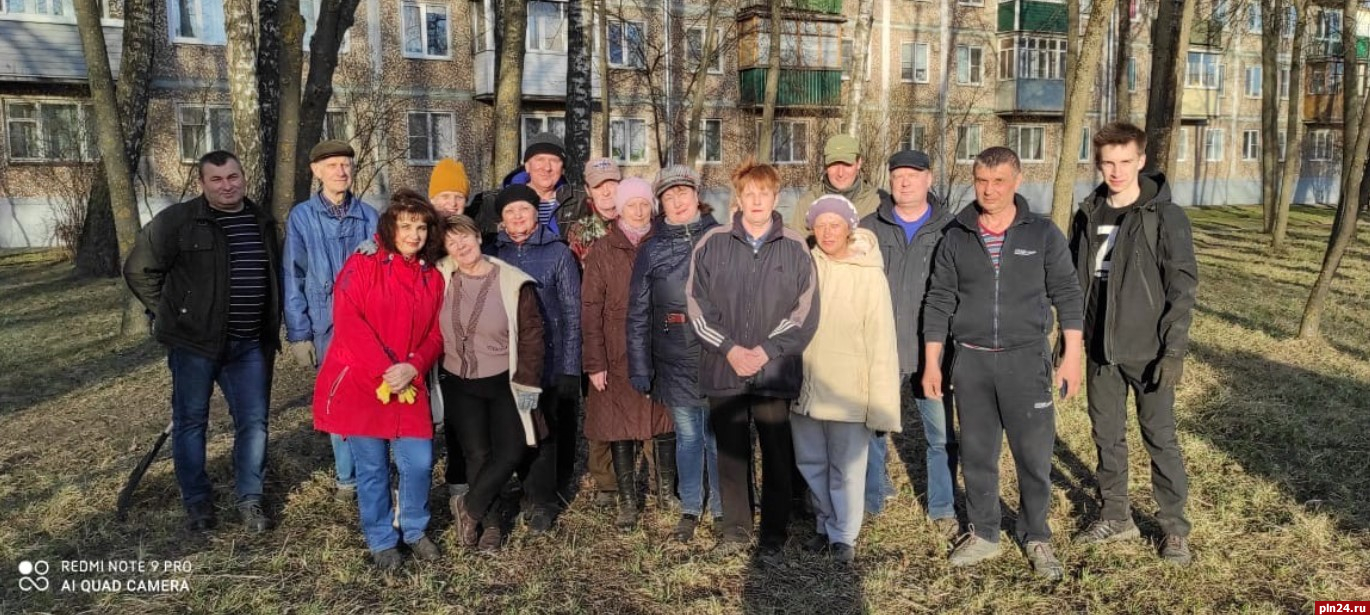 Жильцы дома на улице Ботвина в Великих Луках дали старт субботникам на округе