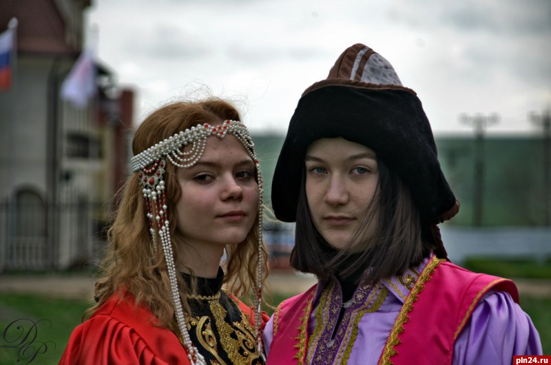 Псковские школьники посетили фестиваль тюльпанов в Калмыкии