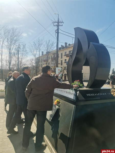 Михаил Ведерников возложил цветы к памятнику «Край партизанской славы» в Невеле