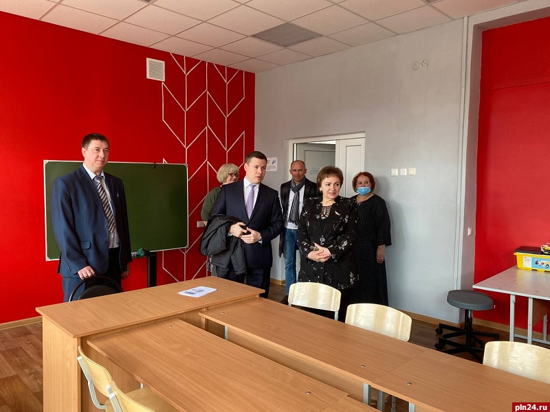 Сенатор Елена Бибикова проконтролировала капремонт школы в Себежском районе
