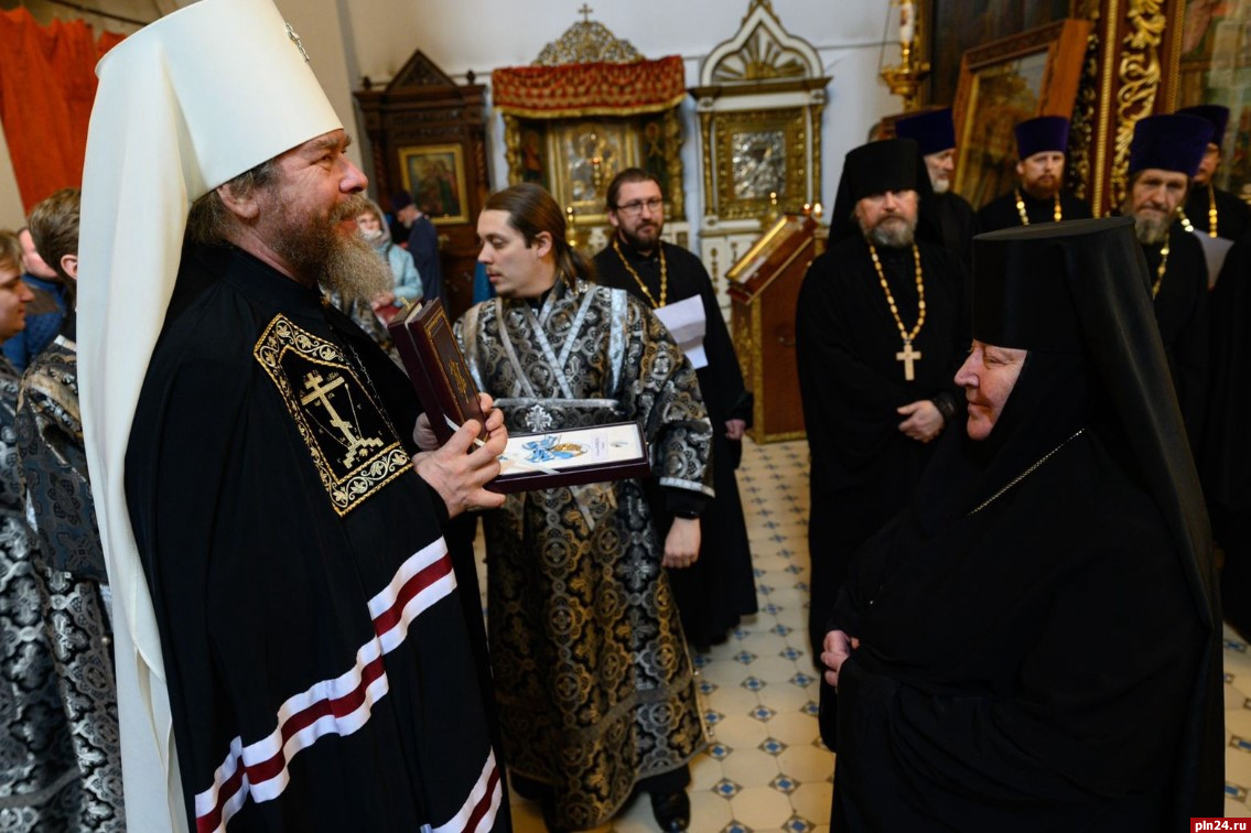 Митрополит Тихон вручил настоятельнице Спасо-Казанского женского монастыря орден княгини Ольги