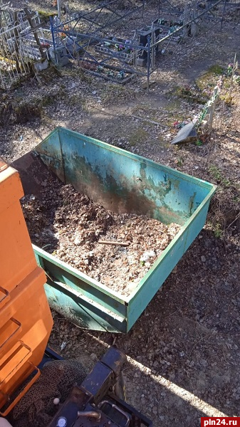 «Экопром» помогает псковичам в весенней уборке кладбищ