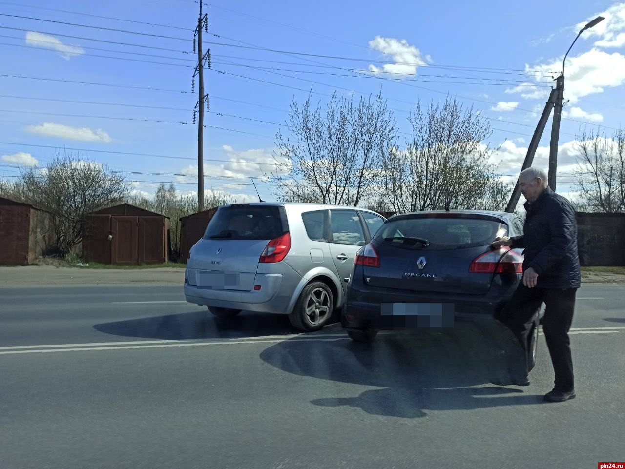 Два автомобиля «Рено» столкнулись на улице Инженерной в Пскове