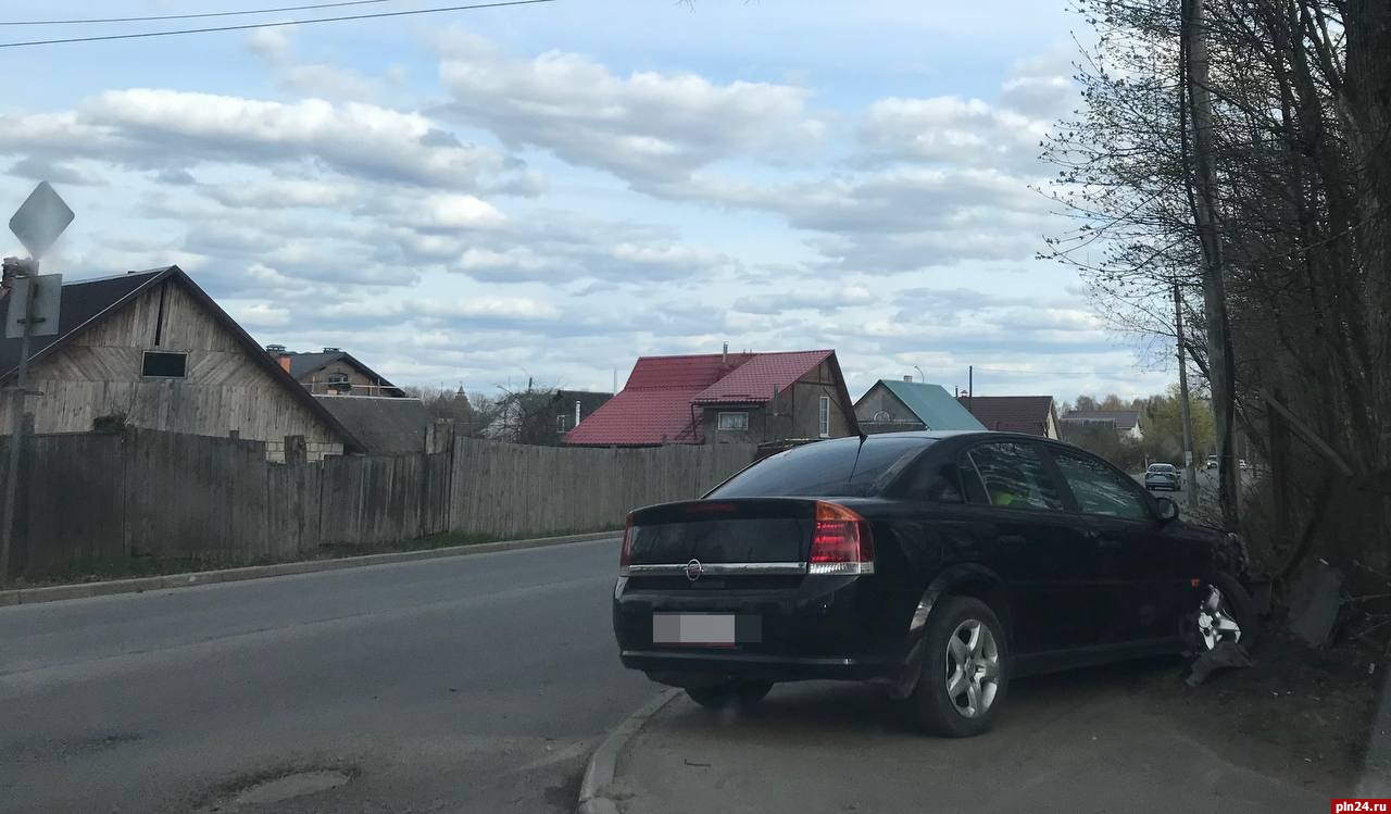 Автомобиль врезался в ограждение на улице Максима Горького в Пскове