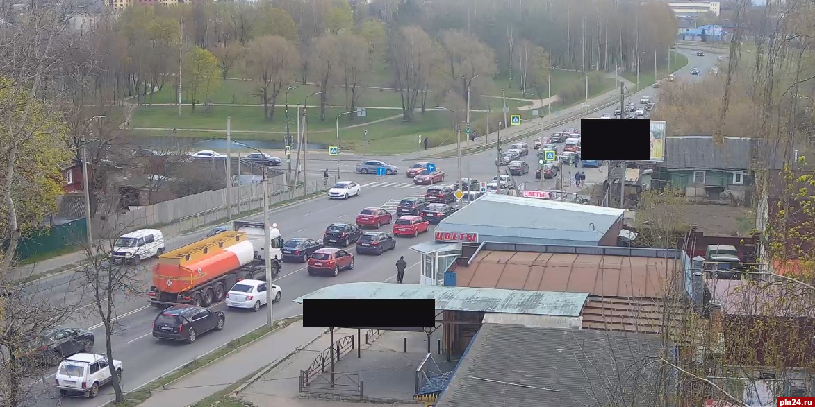 ДТП затрудняет движение автомобилей на дамбе в Пскове