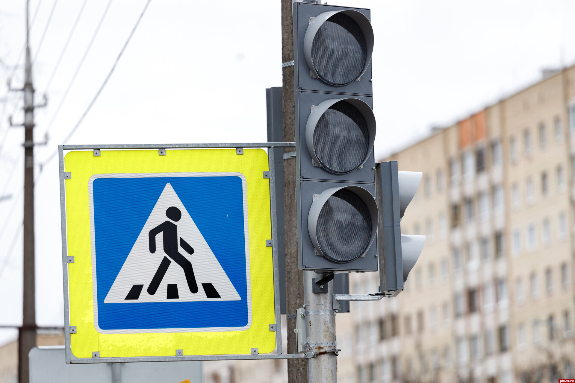 Светофор с браком починили на пересечении Рижского проспекта и улицы Рокоссовского в Пскове