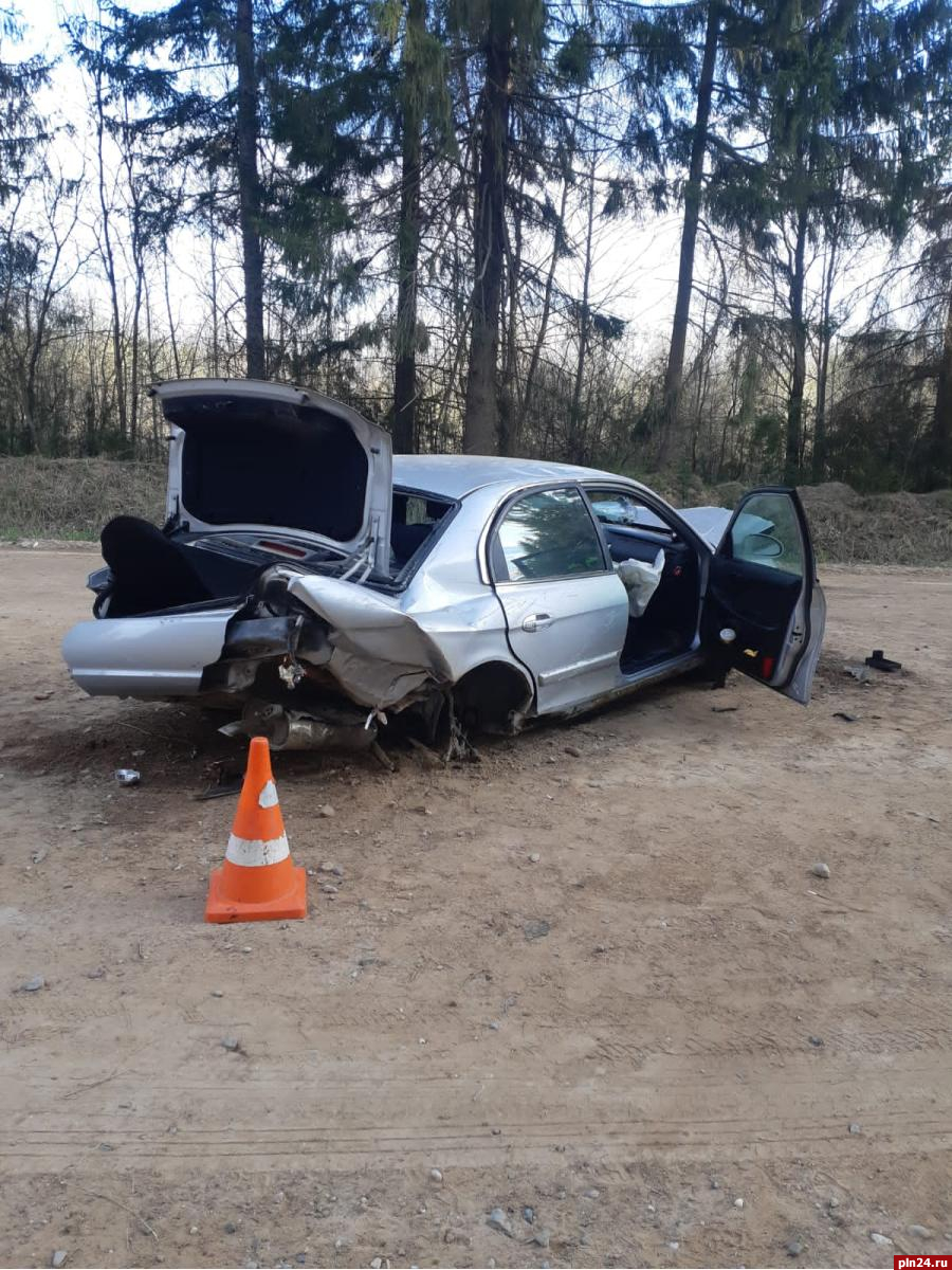 «Хендай» опрокинулся на дороге в Псковской области, водитель скрылся