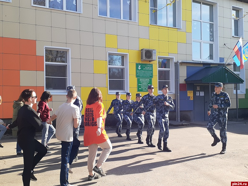 Воспитанникам соцучреждений в Пскове рассказали о буднях солдата