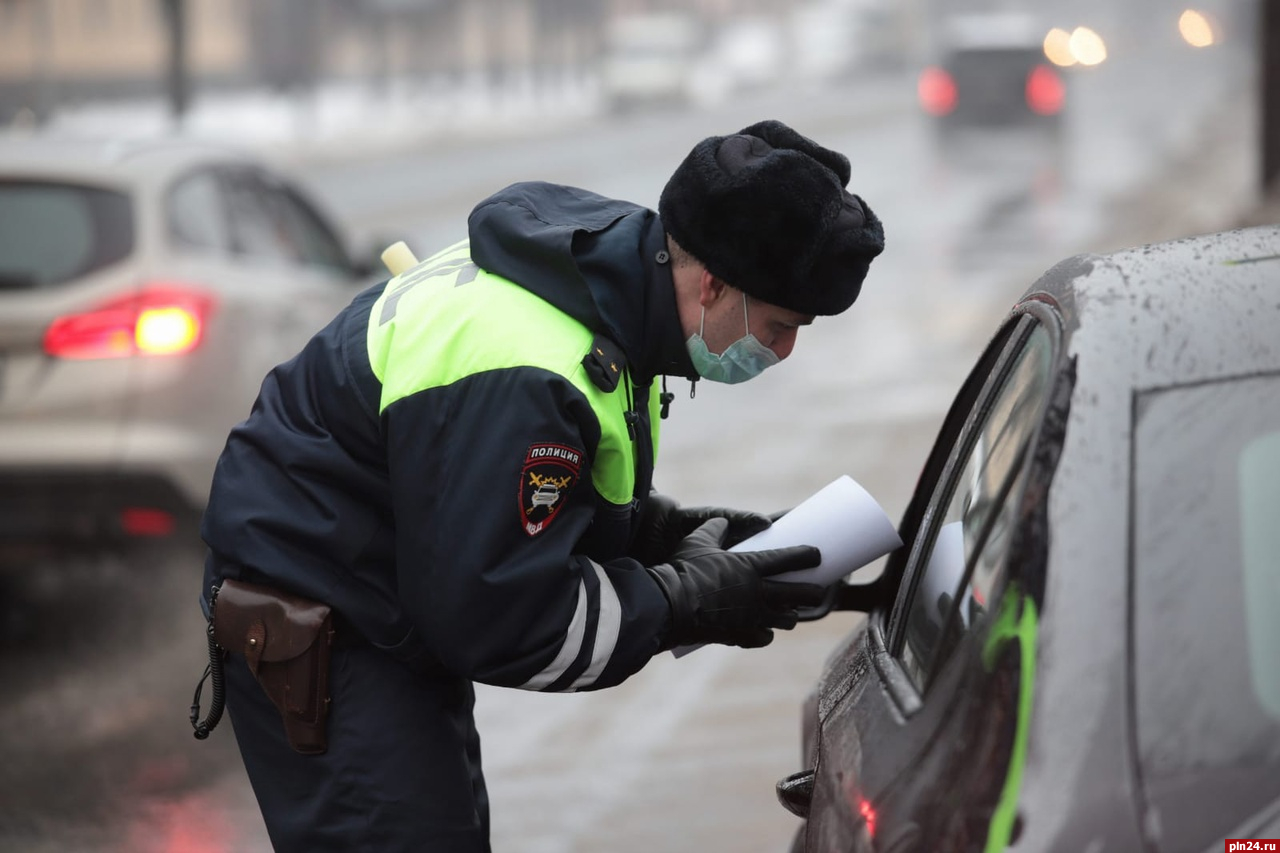 Массовые проверки водителей пройдут в Псковской области на выходных