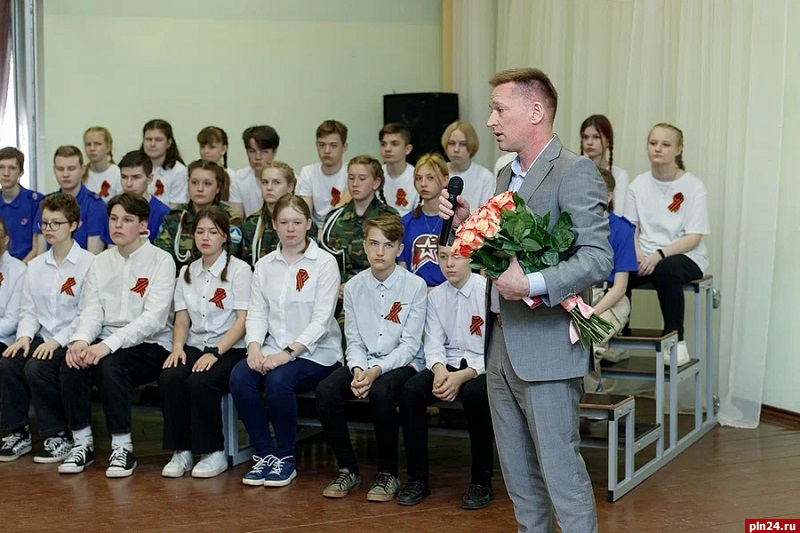 В преддверии Дня Победы в псковском лицее поздравили ветеранов