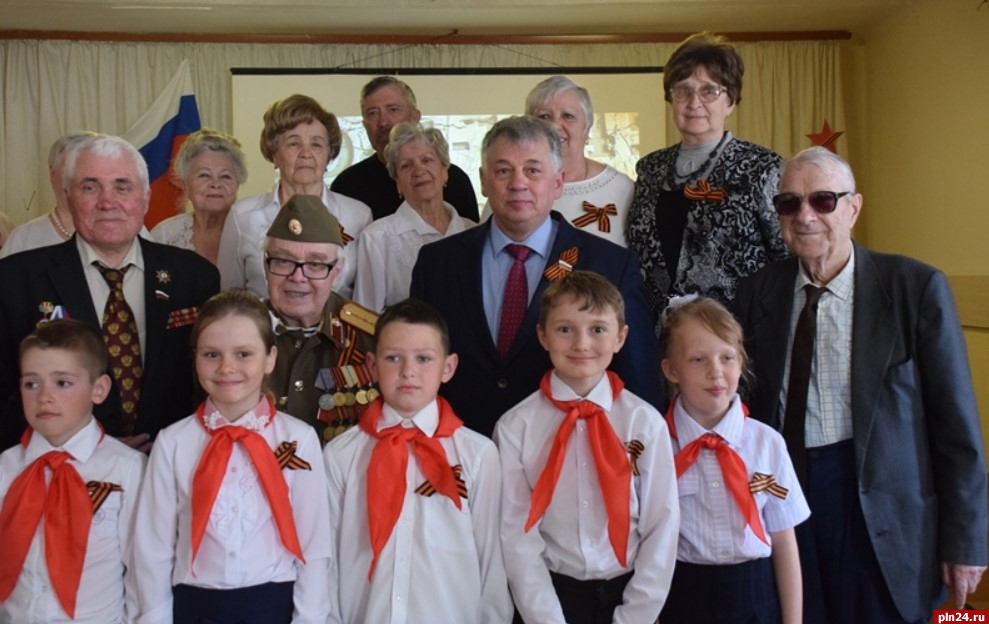 Праздничный концерт для ветеранов провели в Псковской школе-интернате