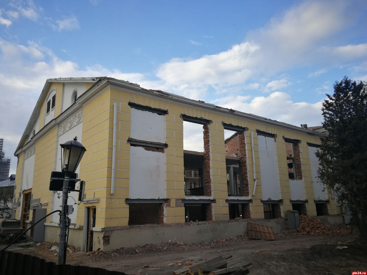 Фотофакт: В стенах бывшего кинотеатра «Октябрь» в Пскове появились большие проемы