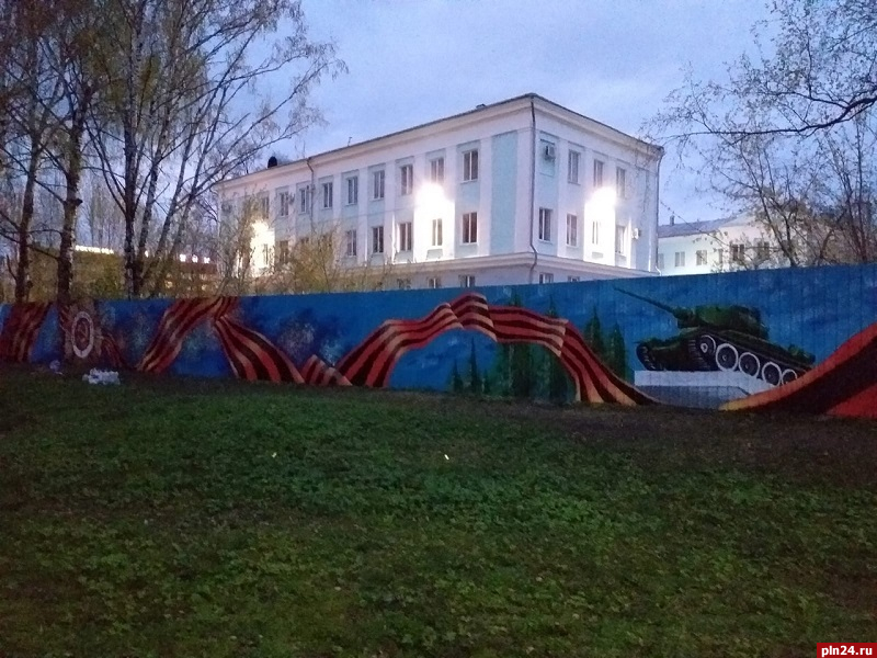 Граффити появилось у здания администрации в Великих Луках