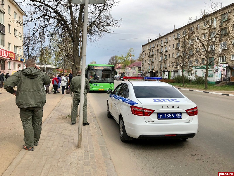 Водитель «Лексуса» спровоцировал экстренное торможение автобуса в Великих Луках