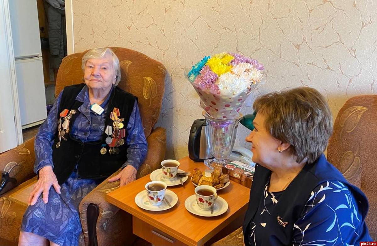 Сенатор Елена Бибикова посетила ветеранов в преддверии Дня Победы