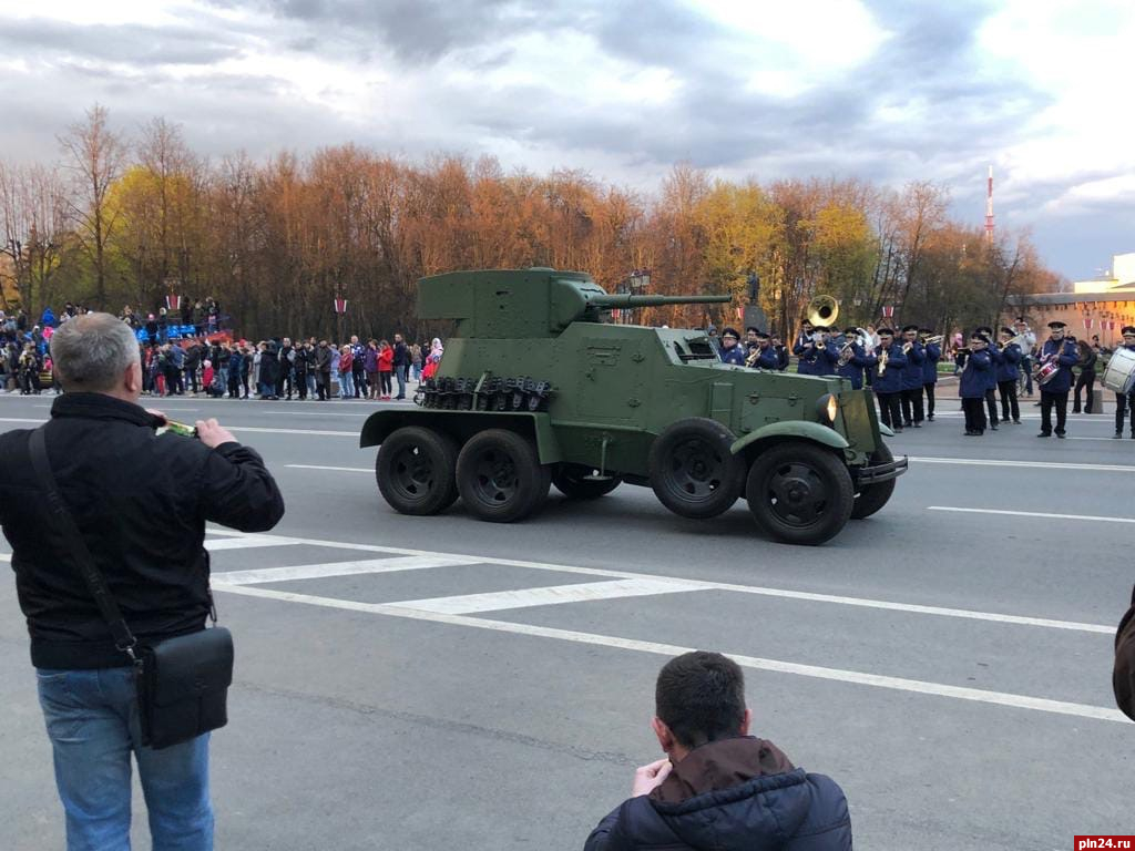 Отреставрированный псковичами бронеавтомобиль поучаствовал в репетиции парада