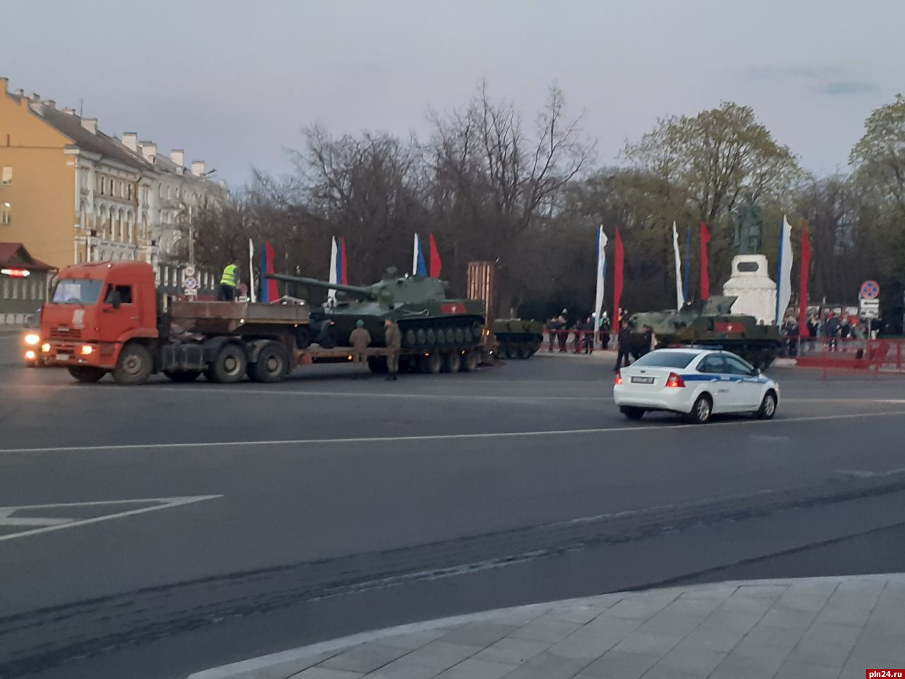 Военную технику для участия в праздничных мероприятиях доставили в центр Пскова