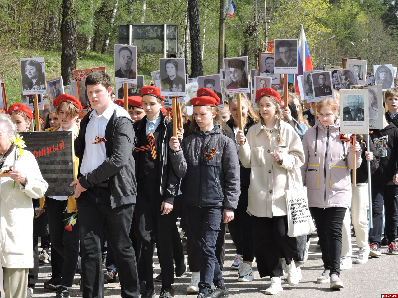 Жители Пушкиногорья прошли по улицам поселка в составе «Бессмертного полка»