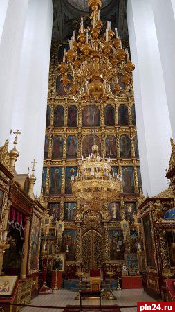 В Пскове отреставрируют семиярусный иконостас Троицкого собора