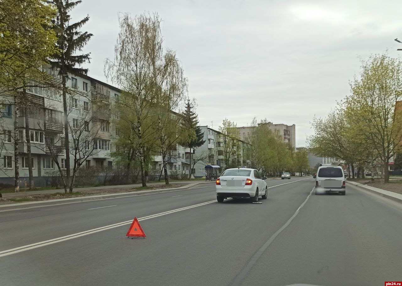 Два автомобиля не поделили дорогу на улице Коммунальной в Пскове
