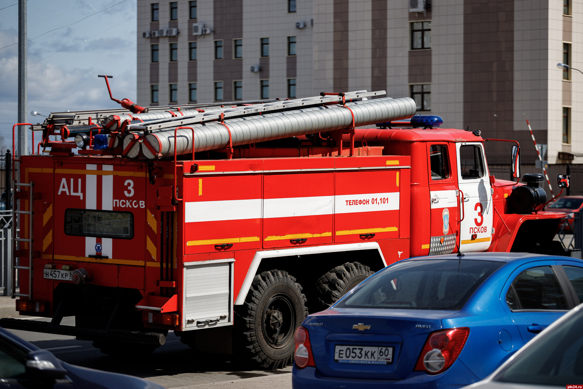 Четыре автомобиля загорелись в Псковской области за один день