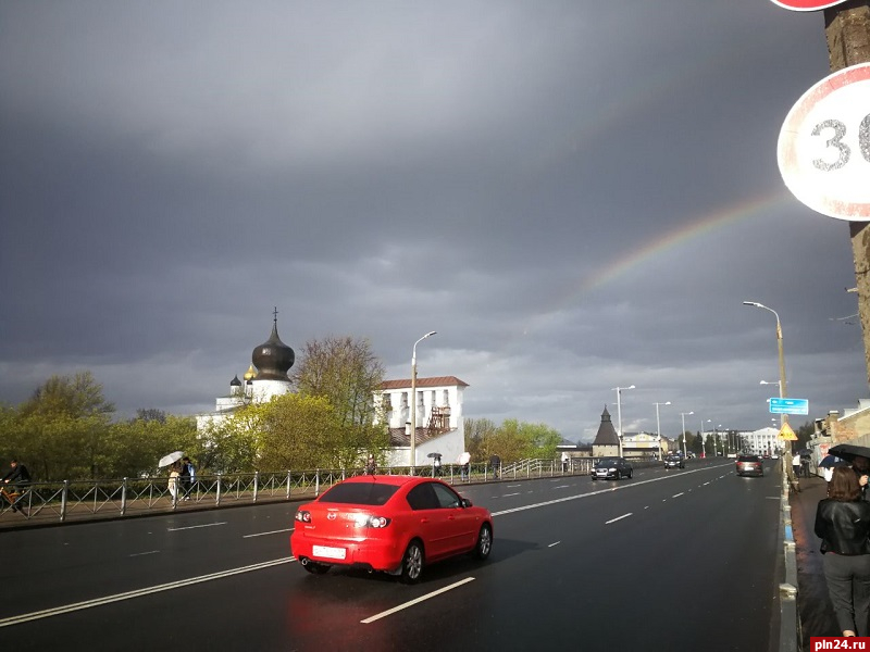 Фотофакт: Двойную радугу запечатлели в небе над Псковом