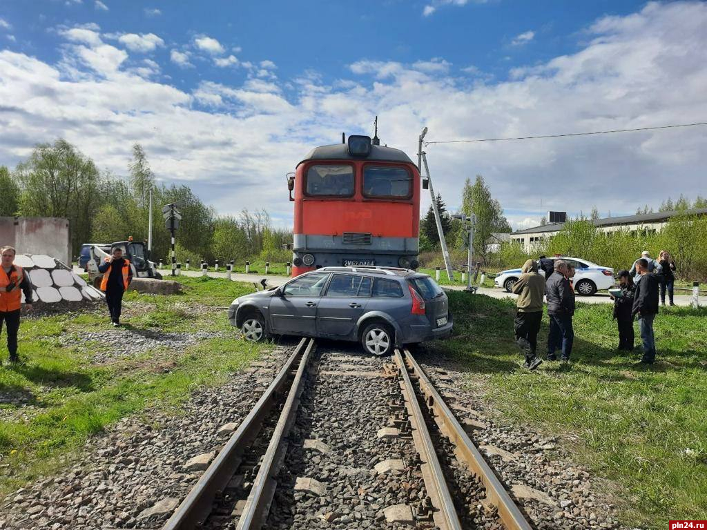 Поезд въехал в легковой автомобиль в Пскове. ФОТО