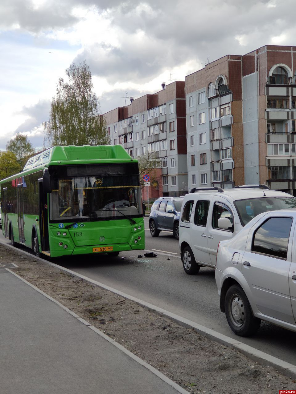 Пассажирский автобус столкнулся с двумя «Рено» в Пскове