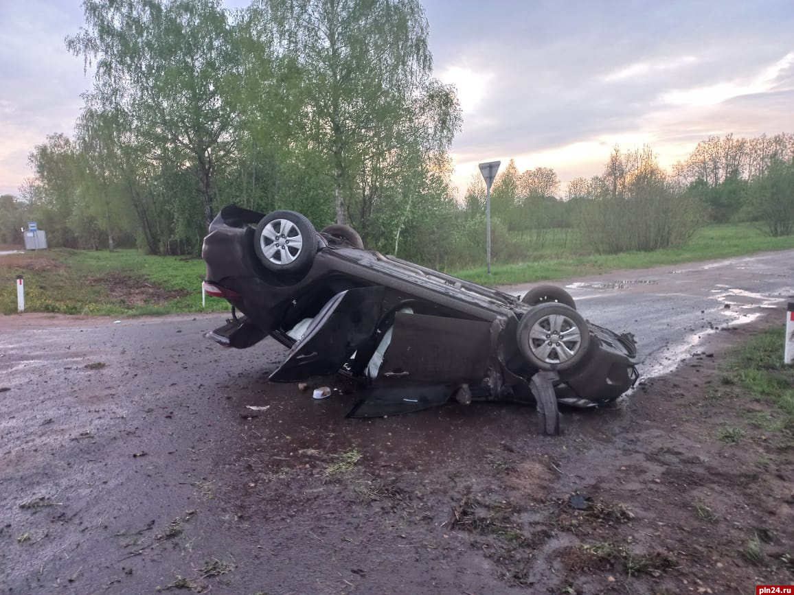 Автомобиль «Киа» опрокинулся в Псковском районе, пострадала водитель