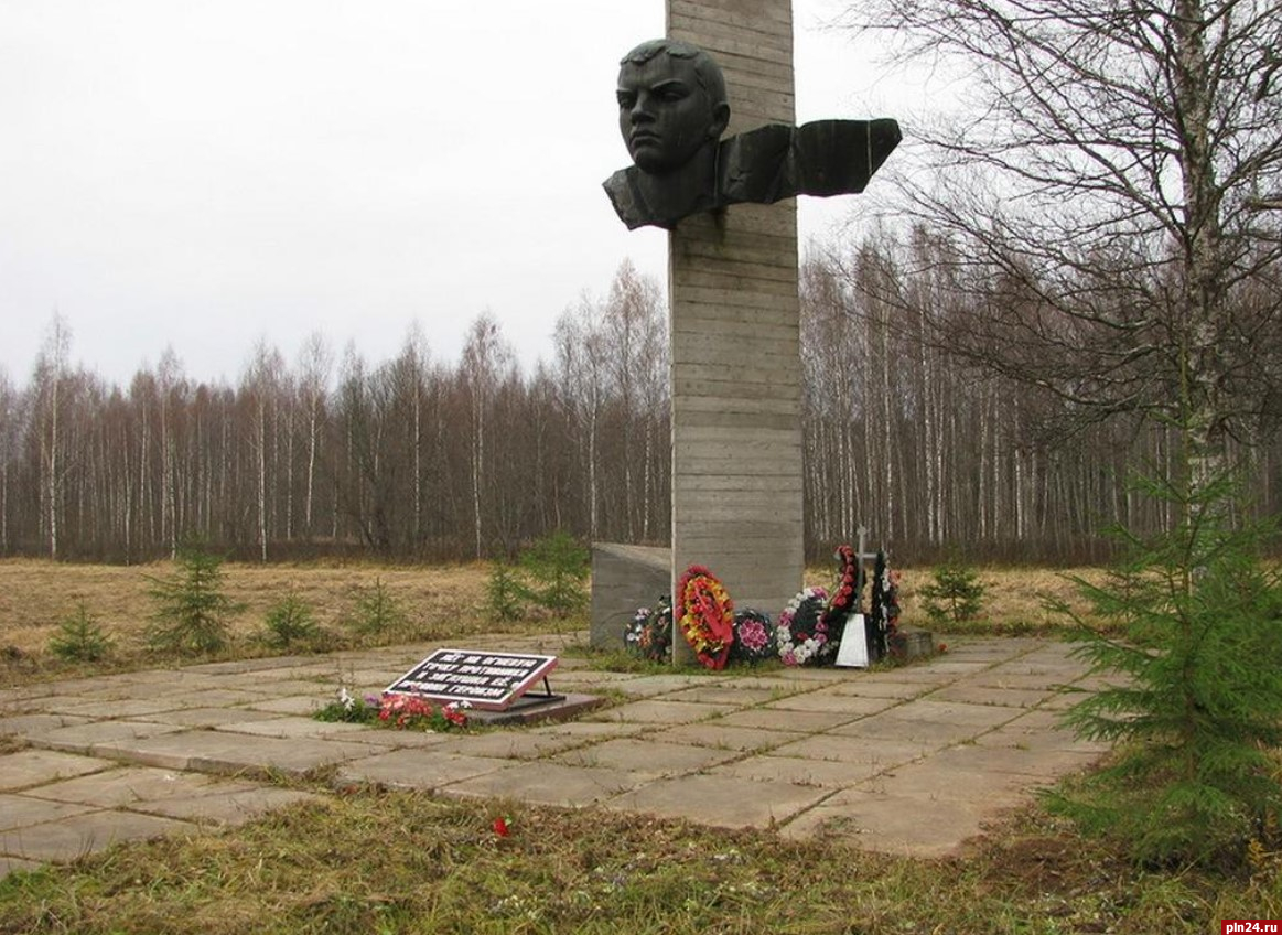 Автор мемориального комплекса на месте гибели матросова. Мемориал Александру Матросову в Локнянском районе. Мемориальный комплекс на месте подвига Матросова Псковская область.