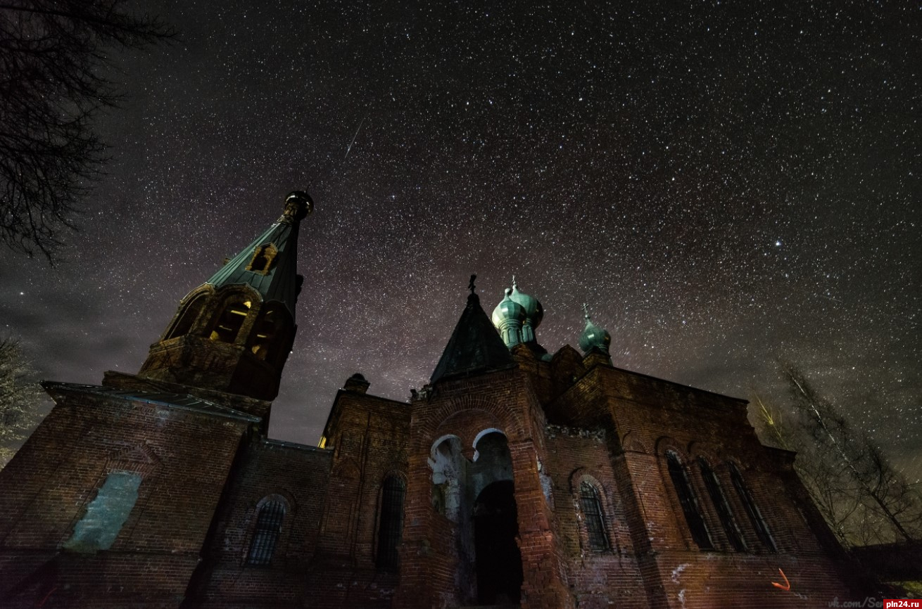 Фотофакт: Церковь Николая Чудотворца в Ремде на фоне звездного неба