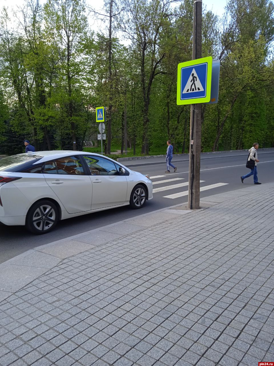 Участок для пешеходов. Город пешеходы. Вся улица в пешеходных переходах. Пешеходный переход на перекрестке Бейвеля. Двор в центре с переходом.