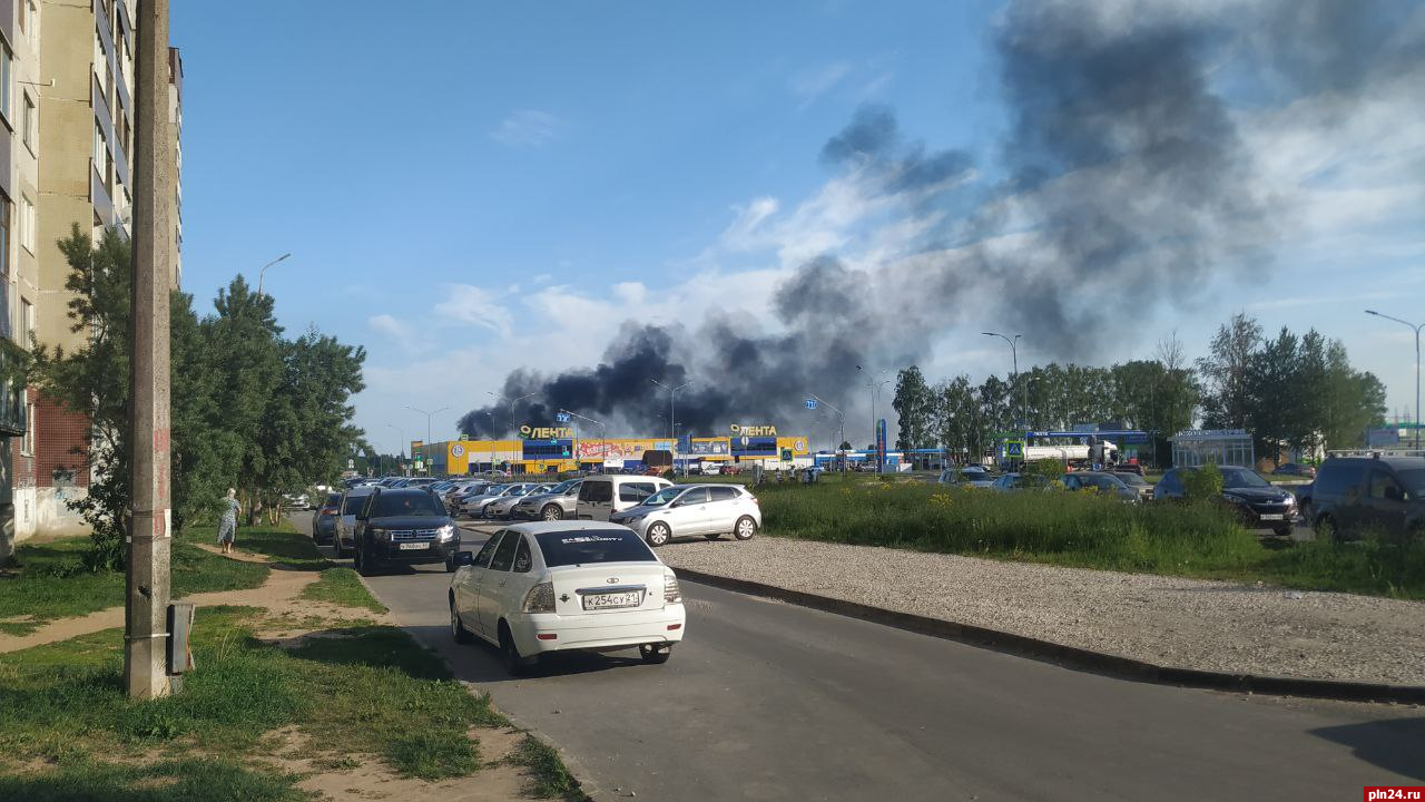 О крупном пожаре в Пскове сообщают очевидцы. ВИДЕО