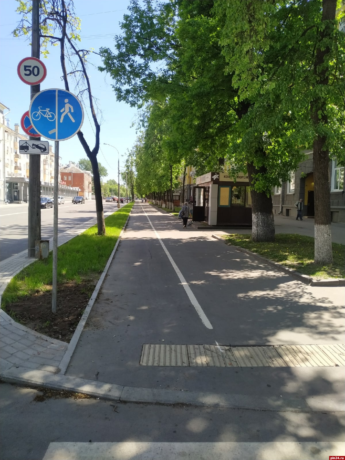 В центре Пскова переставят дорожный знак пешеходной и велосипедной дорожек