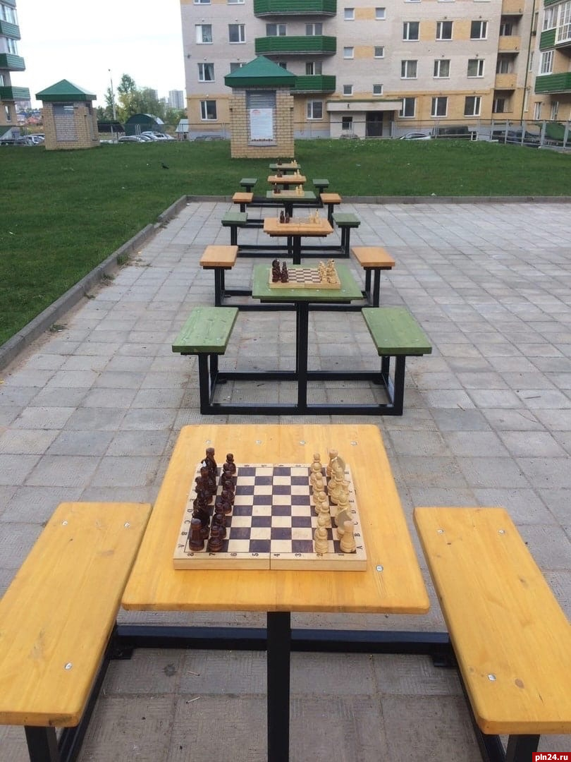 Беседка с шахматным столом