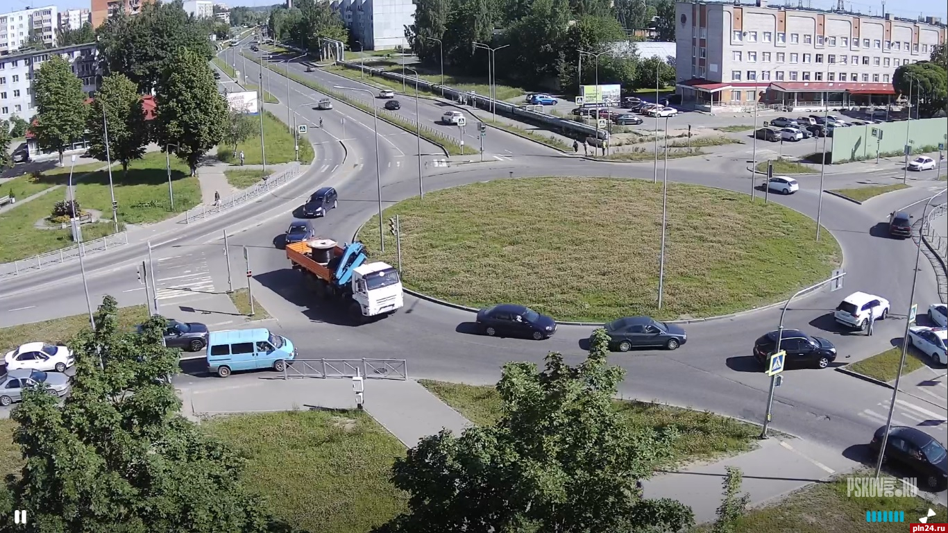 Два автомобиля столкнулись на перекрестке с круговым движением в Пскове