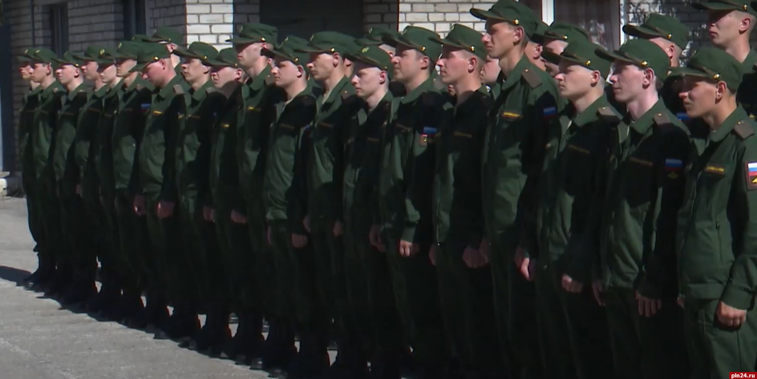 В Пскове торжественно проводили на службу очередную команду призывников