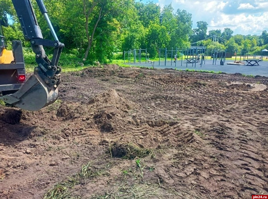 В Великих Луках приступили к созданию футбольного поля на городском пляже