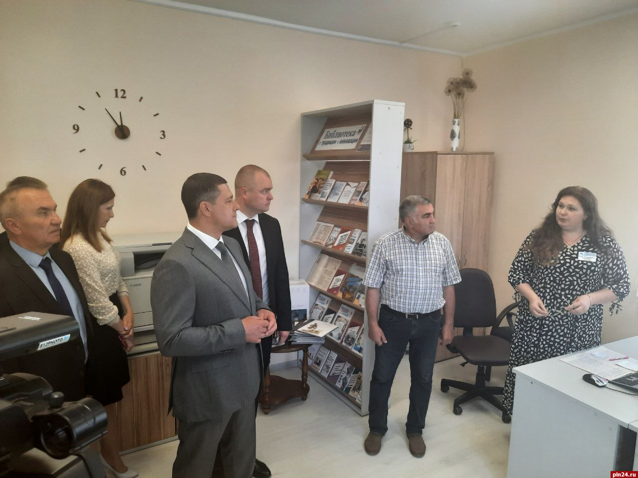 Михаил Ведерников передал подарки районной библиотеке в Острове 