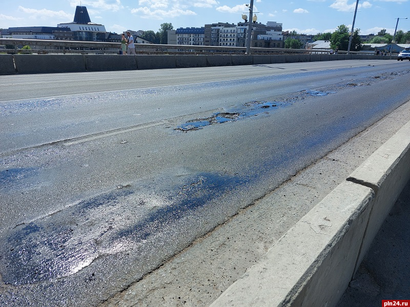 Видеофакт: Гудроновый ад для водителей на Ольгинском мосту