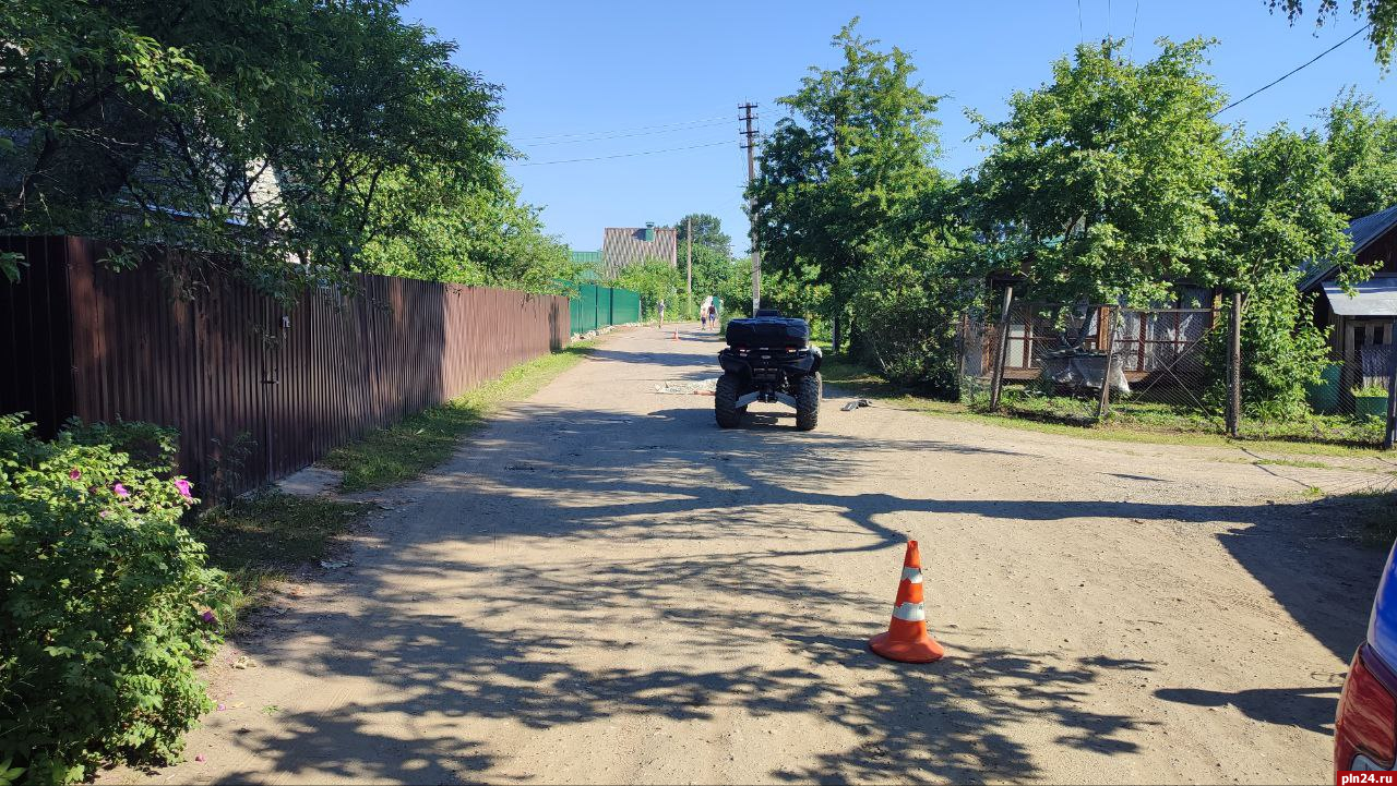 Водитель квадроцикла разбился на дороге в псковском садоводстве