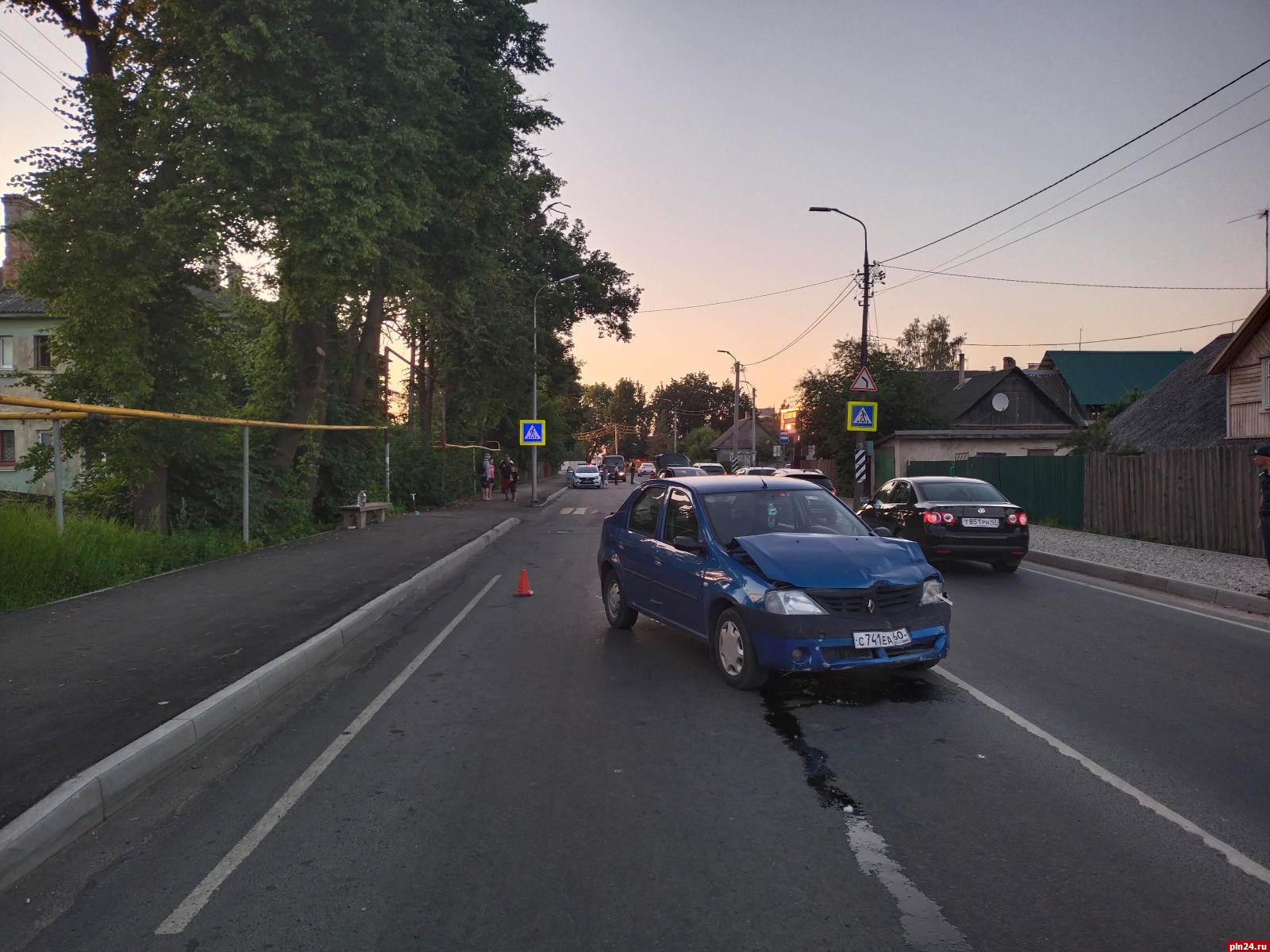 Пьяный водитель врезался в «Хонду» в Пскове, пострадали два ребенка