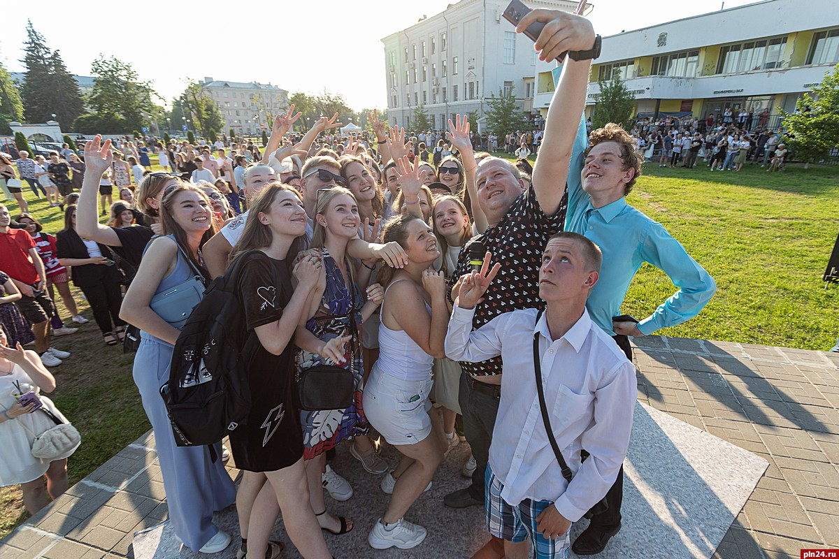 Общегородской праздник выпускников устроили в Пскове. ФОТОРЕПОРТАЖ