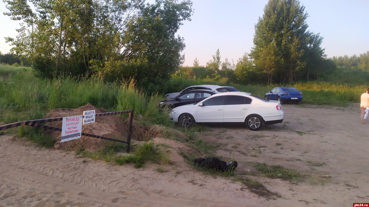 Шлагбаум перекрыл подъезд к Званскому озеру в Псковской области
