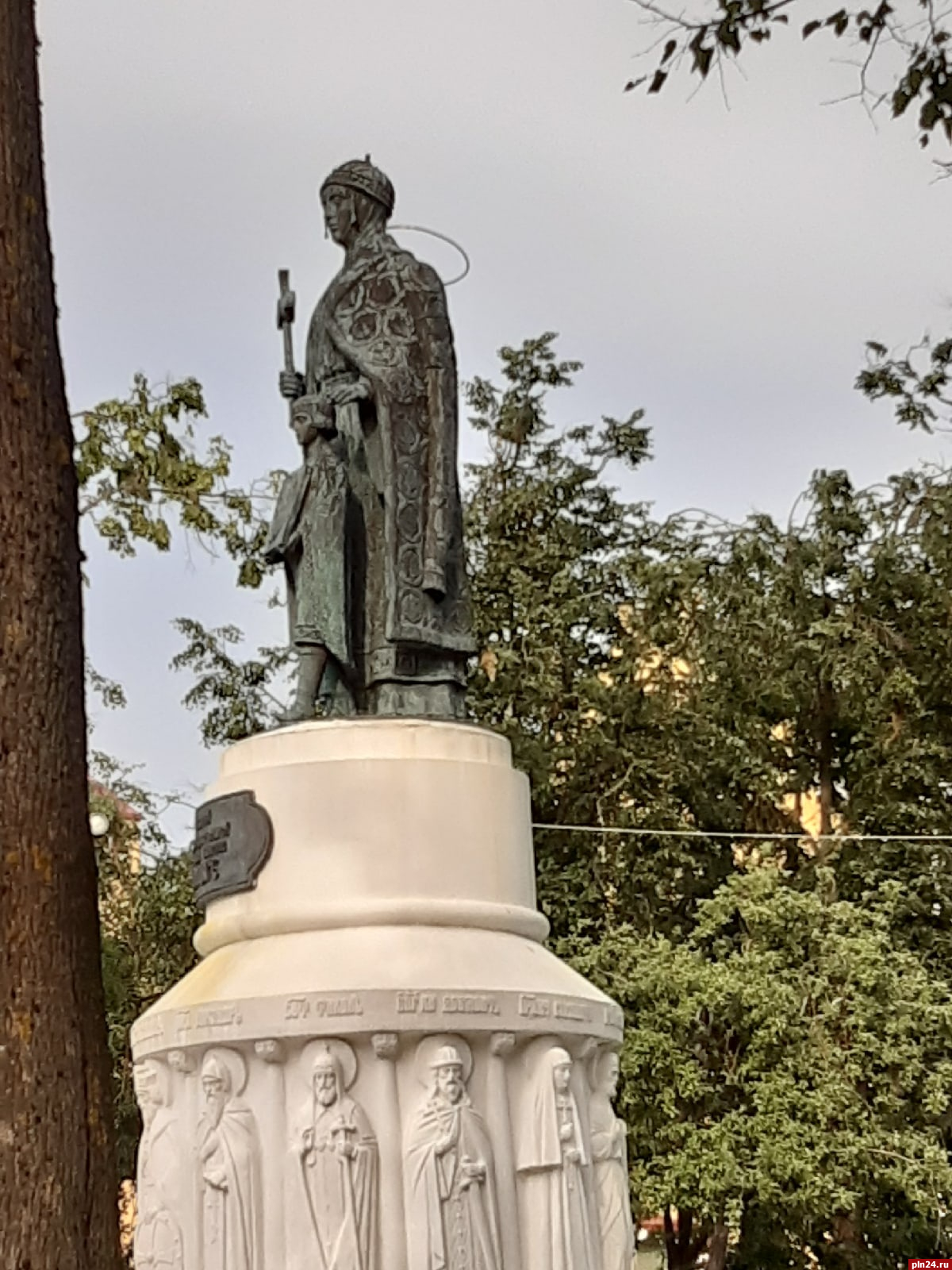 Фотофакт: У памятника княгине Ольге в центре Пскова отогнулся нимб