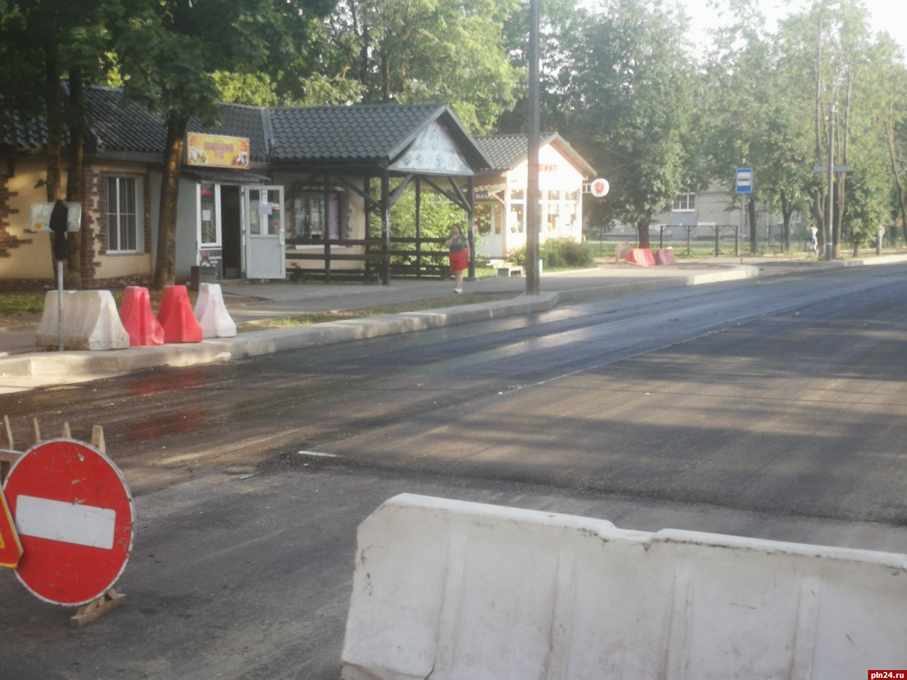 На улице Труда в Пскове приступили к укладке второго слоя асфальта