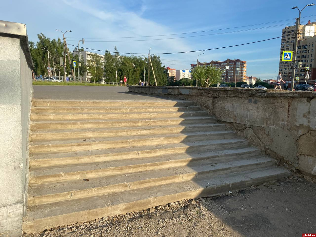 Фотофакт: Отремонтированная лестница на Рижском проспекте уже в сколах