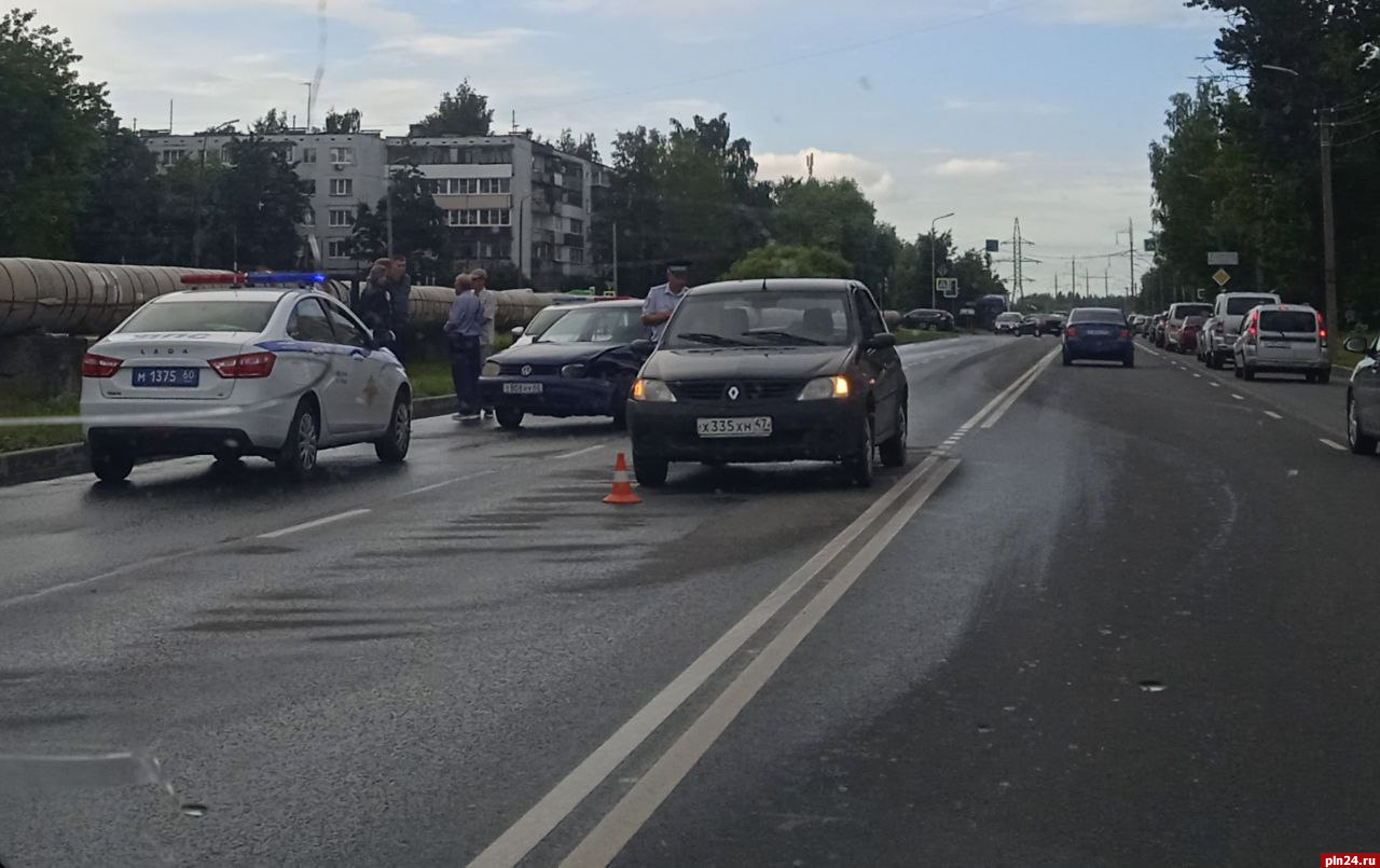 Два автомобиля столкнулись на улице Инженерной в Пскове